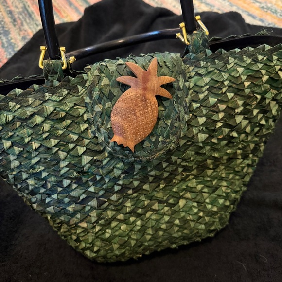 Elegant Green Woven Tote with Wooden Pineapple Detail - Picture 2 of 5